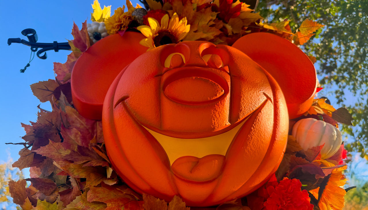 Pumpkin Mickey Halloween lamp post decoration